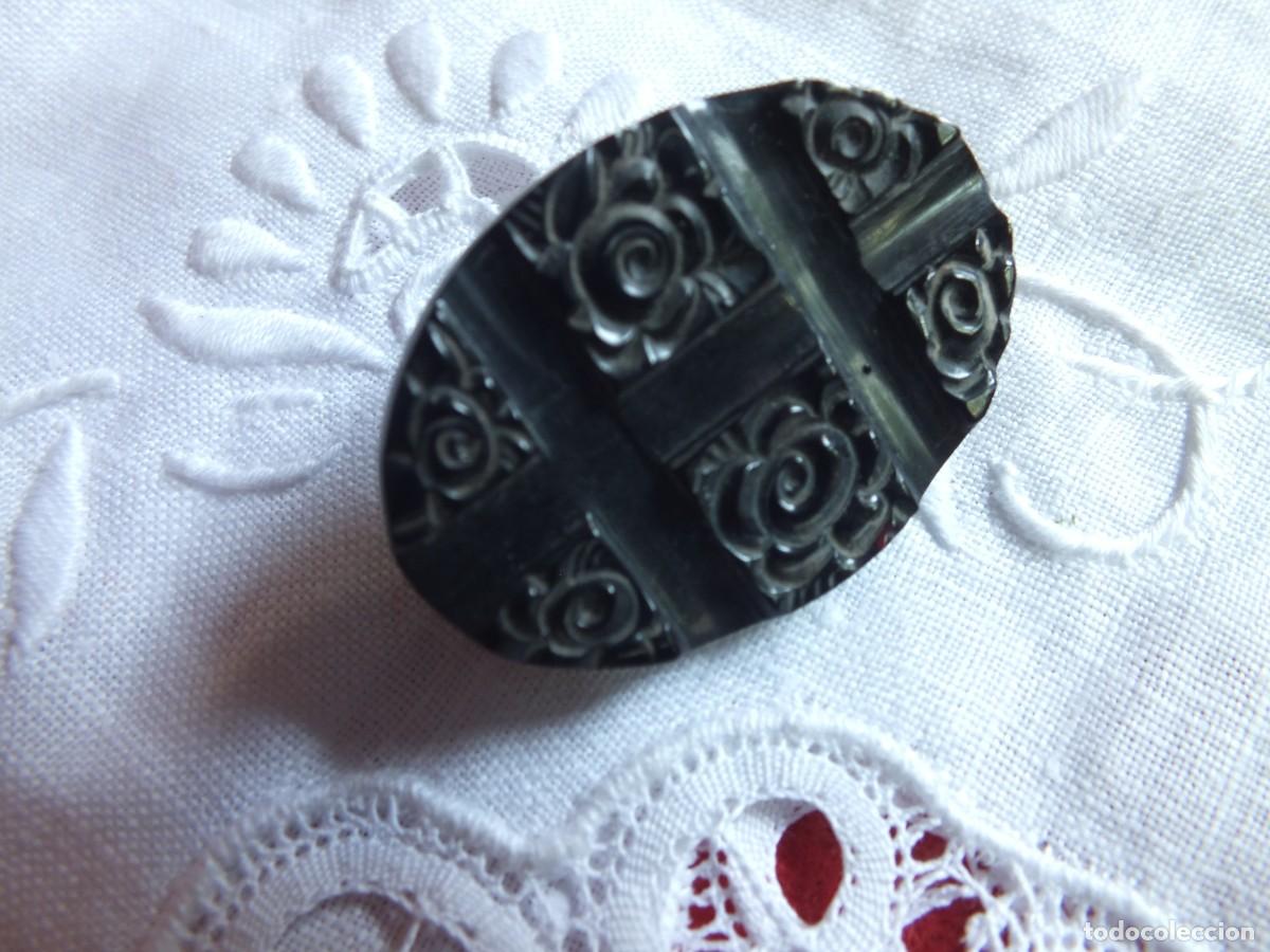 Joyeria: BROCHE DE AGUJA ANTIGUO CON DECORACI&Oacute;N MODERNISTA DESCONOZCO MATERIAL AZABACHE BAQUELITA ?