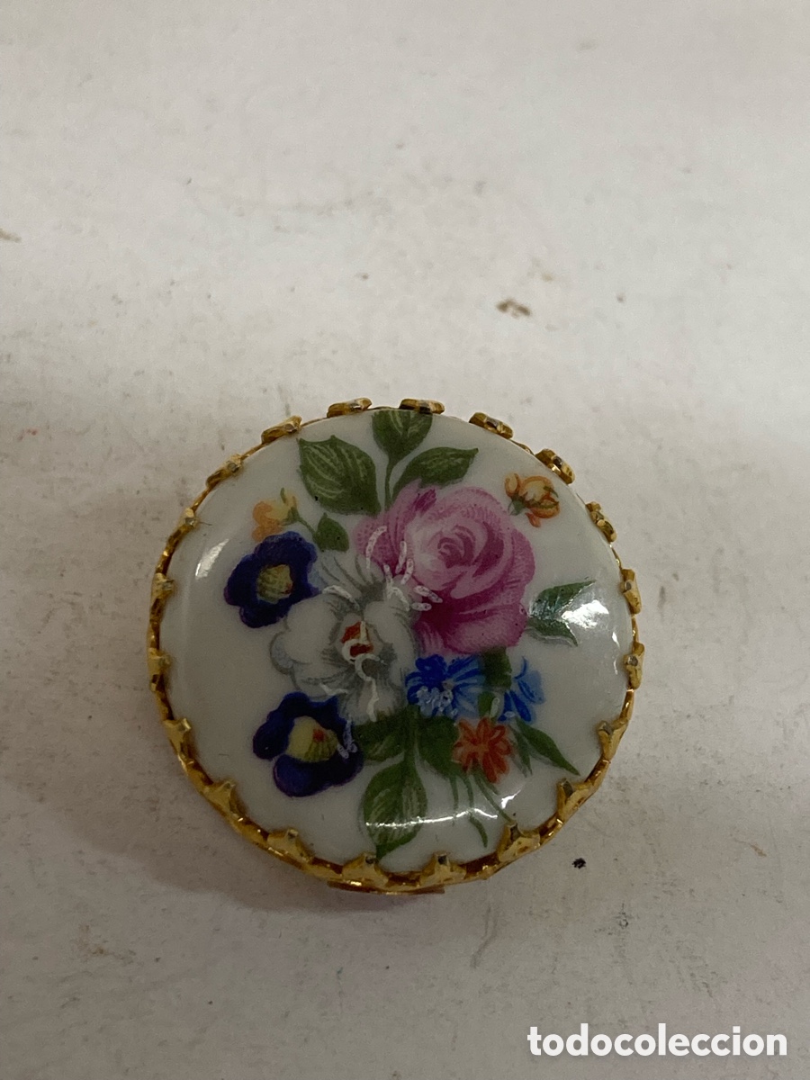 Joyeria: Broche dorado con cer&aacute;mica B