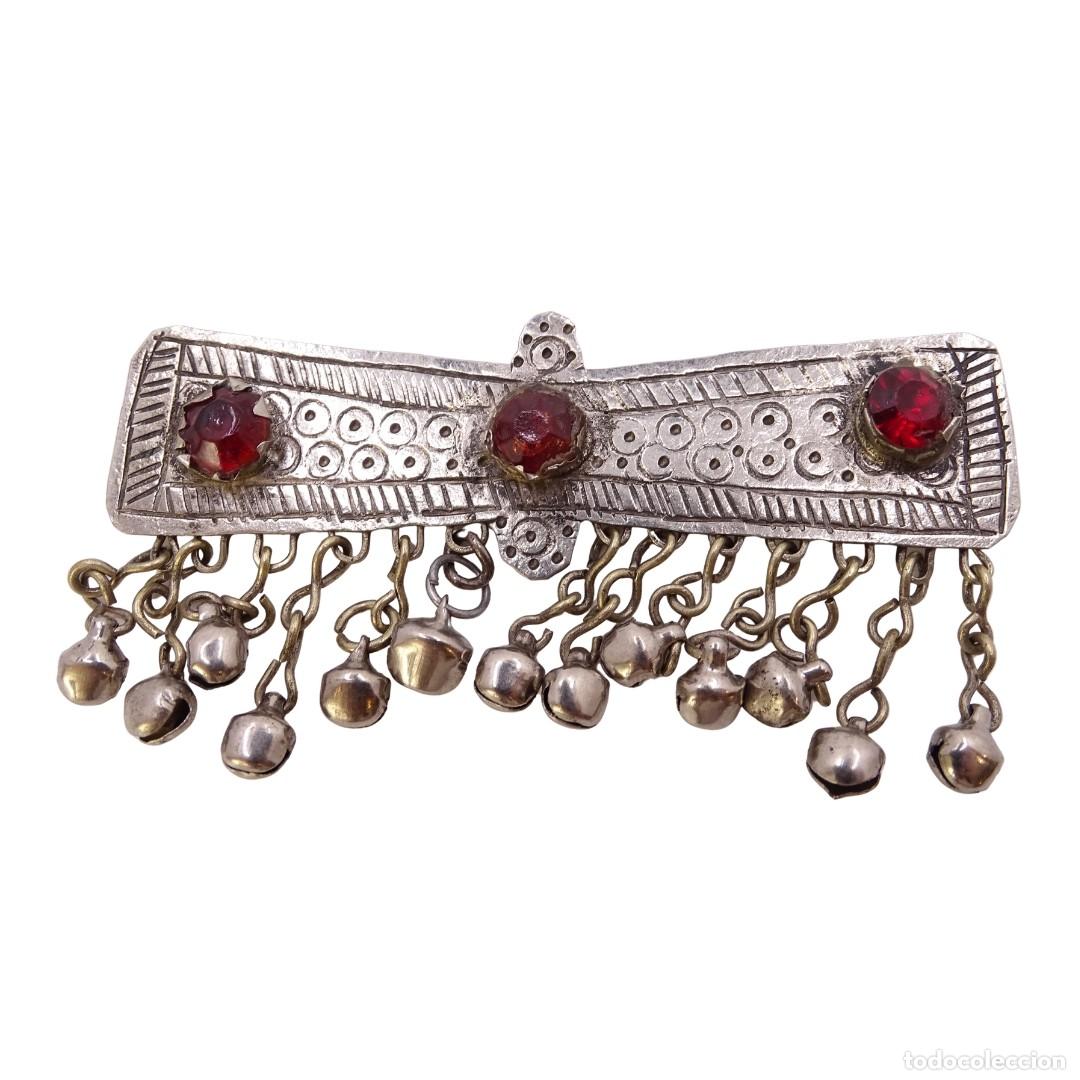 Joyeria: Pasador de inspiraci&oacute;n afgana, metal y cristal, 50&rsquo;s &ndash; Asia