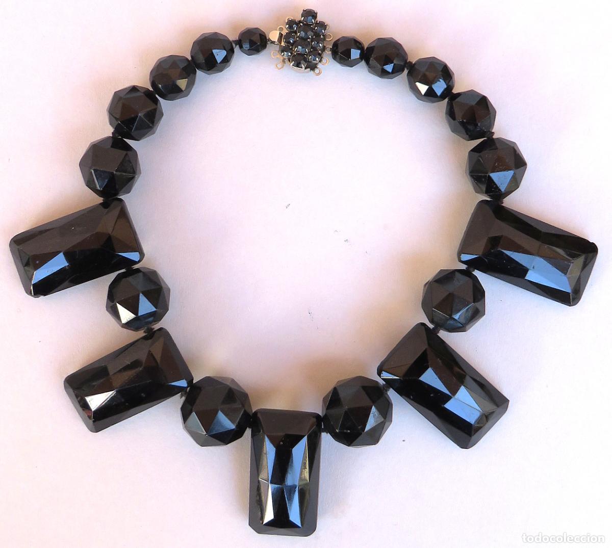 Joyeria: Gargantilla de cuentas de pasta v&iacute;trea de color negro con cierre en plata.
