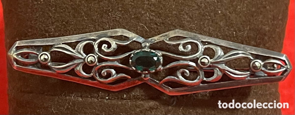Joyeria: Antiguo broche en plata de ley y piedra tipo Esmeralda.