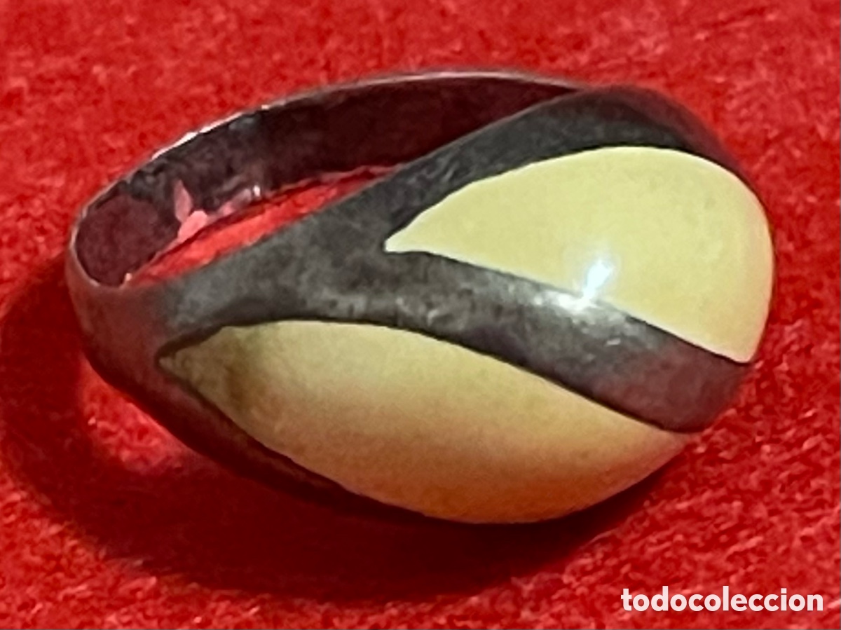 Joyeria: Simp&aacute;tico Anillo, de Dise&ntilde;o, de los a&ntilde;os 70, en plata de ley y esmalte.