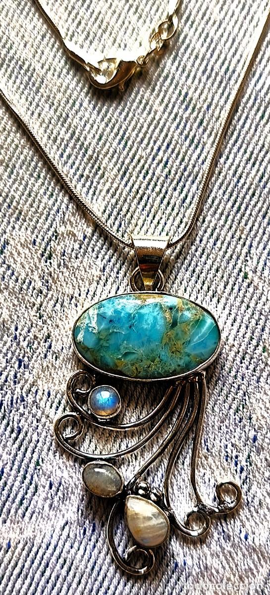 Joyeria: Colgante Chapado en Plata con piedra Larimar,3 piedras Lunares y cadena Plata de ley