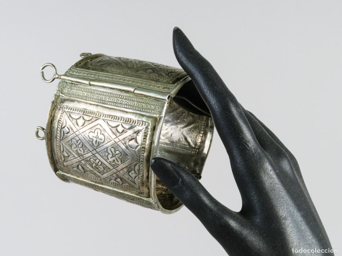 Joyeria: Brazalete Bereber r&iacute;gido articulado con bisagras en plata con grabados geom&eacute;tricos Argelia siglo XIX