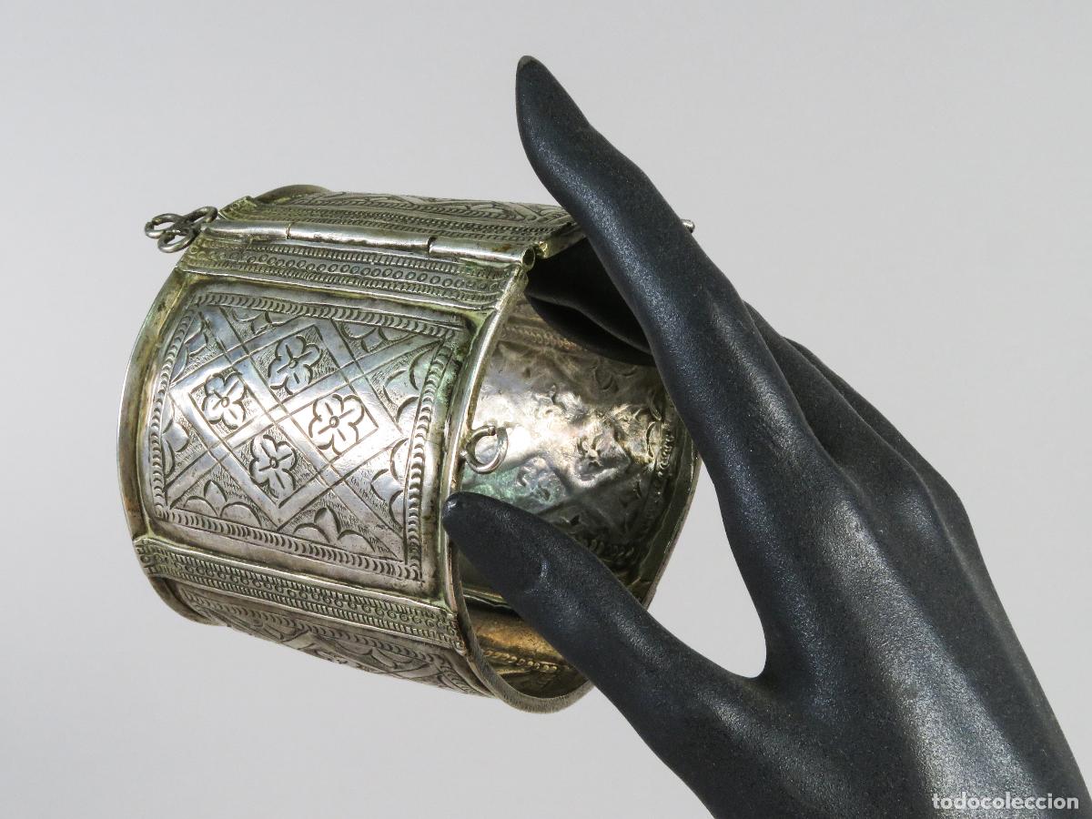 Joyeria: Brazalete Bereber r&iacute;gido articulado con bisagras en plata con grabados geom&eacute;tricos Argelia siglo XIX