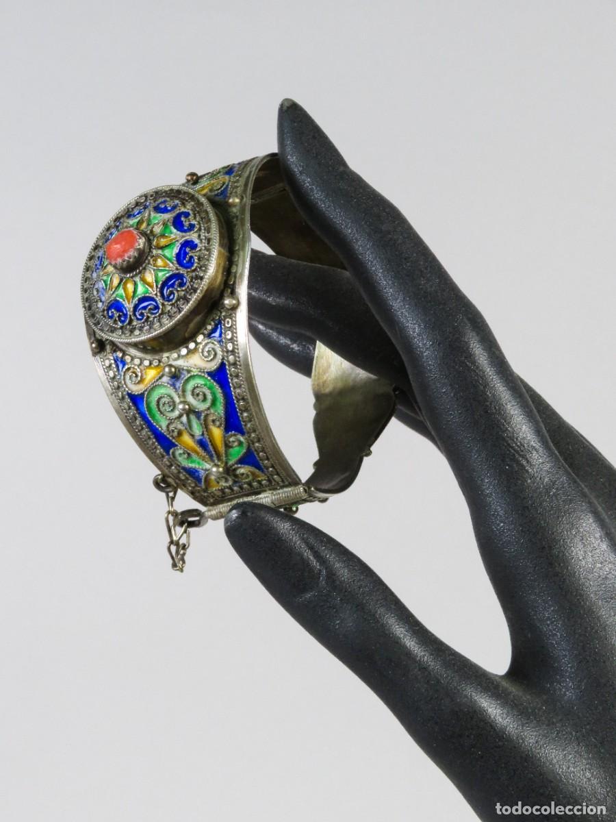 Joyeria: Brazalete Bereber Kabila r&iacute;gido articulado en plata y esmaltes cabuj&oacute;n de coral Argelia siglo XIX