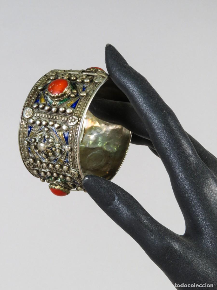 Joyeria: Brazalete Bereber Kabila r&iacute;gido articulado en plata y esmalte cabuj&oacute;nes de coral Argelia siglo XIX