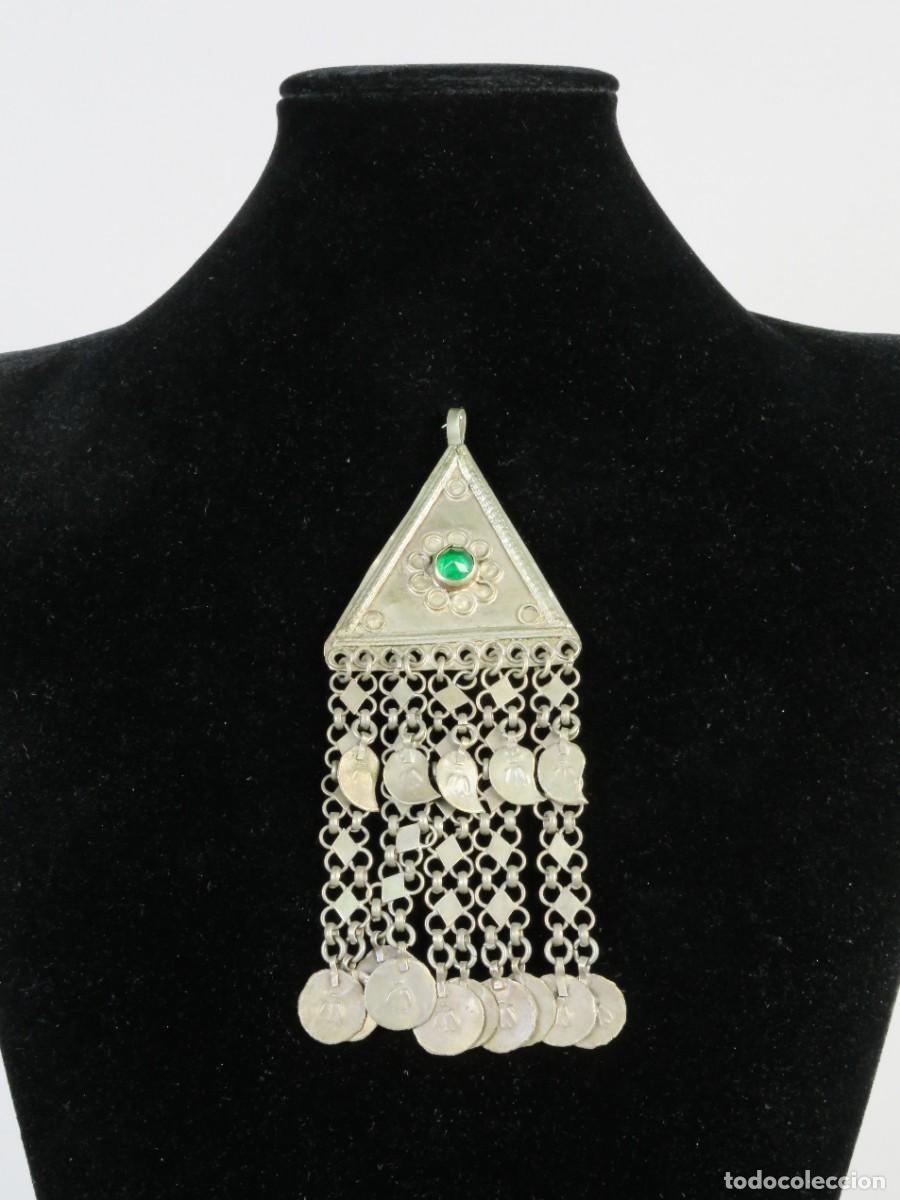 Joyeria: Colgante amuleto bereber Beduino triangular en plata con cabuj&oacute;n Yemen hacia 1900