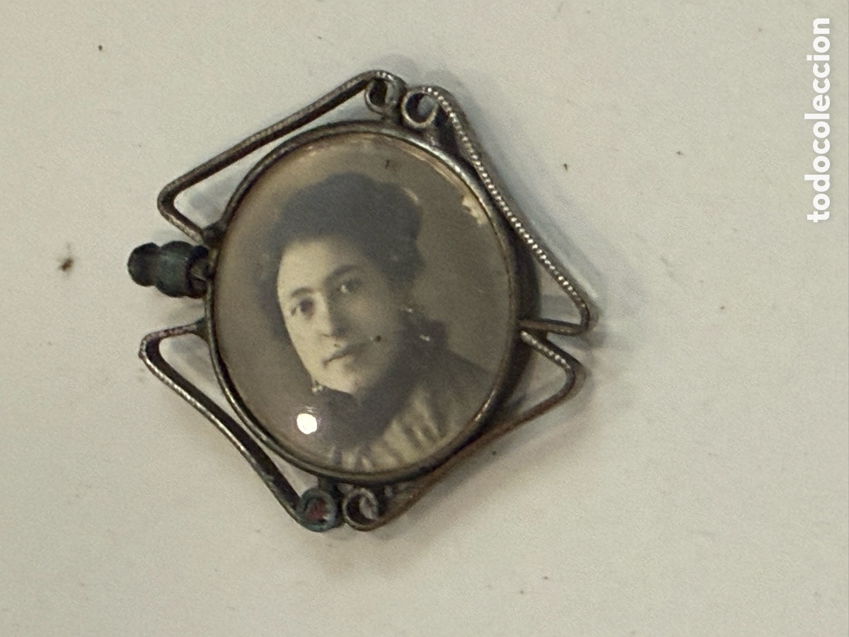 Joyeria: Antiguo guardapelo doble con fotograf&iacute;as. Posible plata de ley