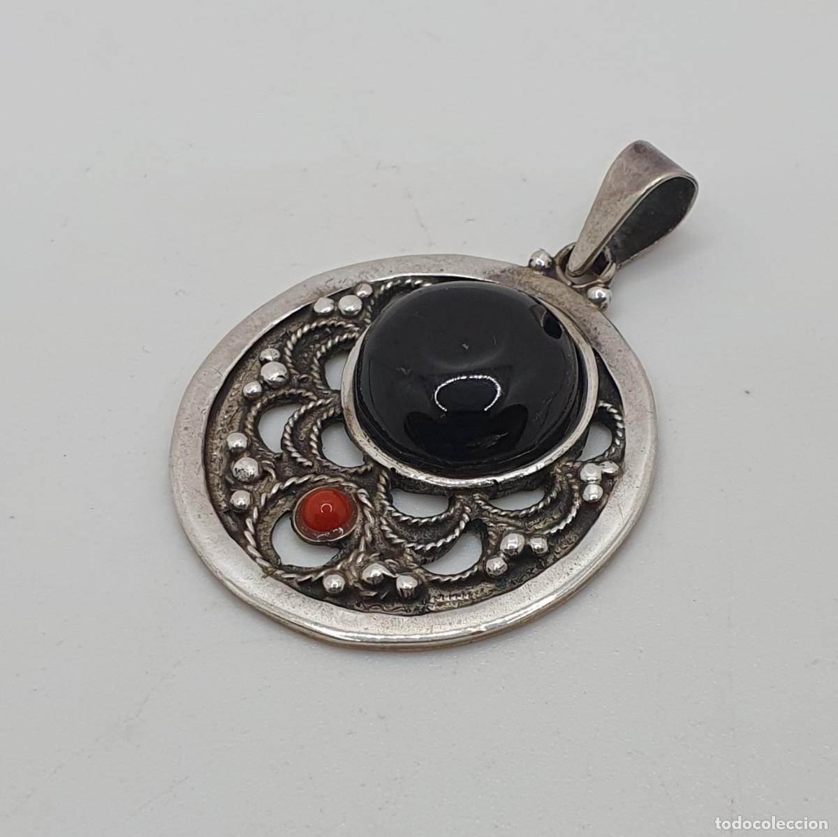 Joyeria: Precioso colgante antiguo en plata de ley 925 con cabuj&oacute;n de azabache y cabuj&oacute;n de coral aut&eacute;ntico.