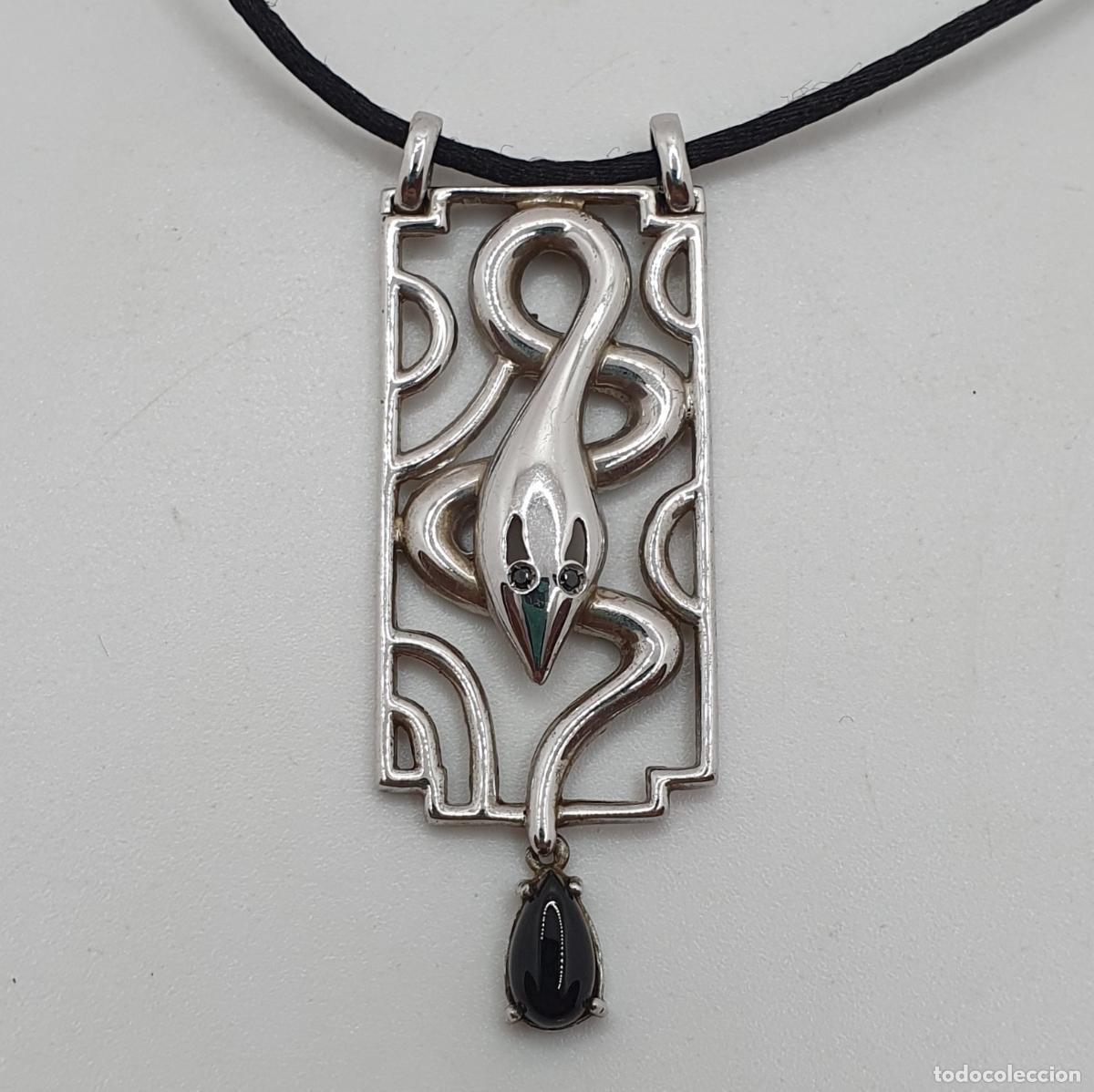 Joyeria: Exquisito colgante de corte modernista en plata de primera ley 925, con ojos y cabuj&oacute;n de obsidiana