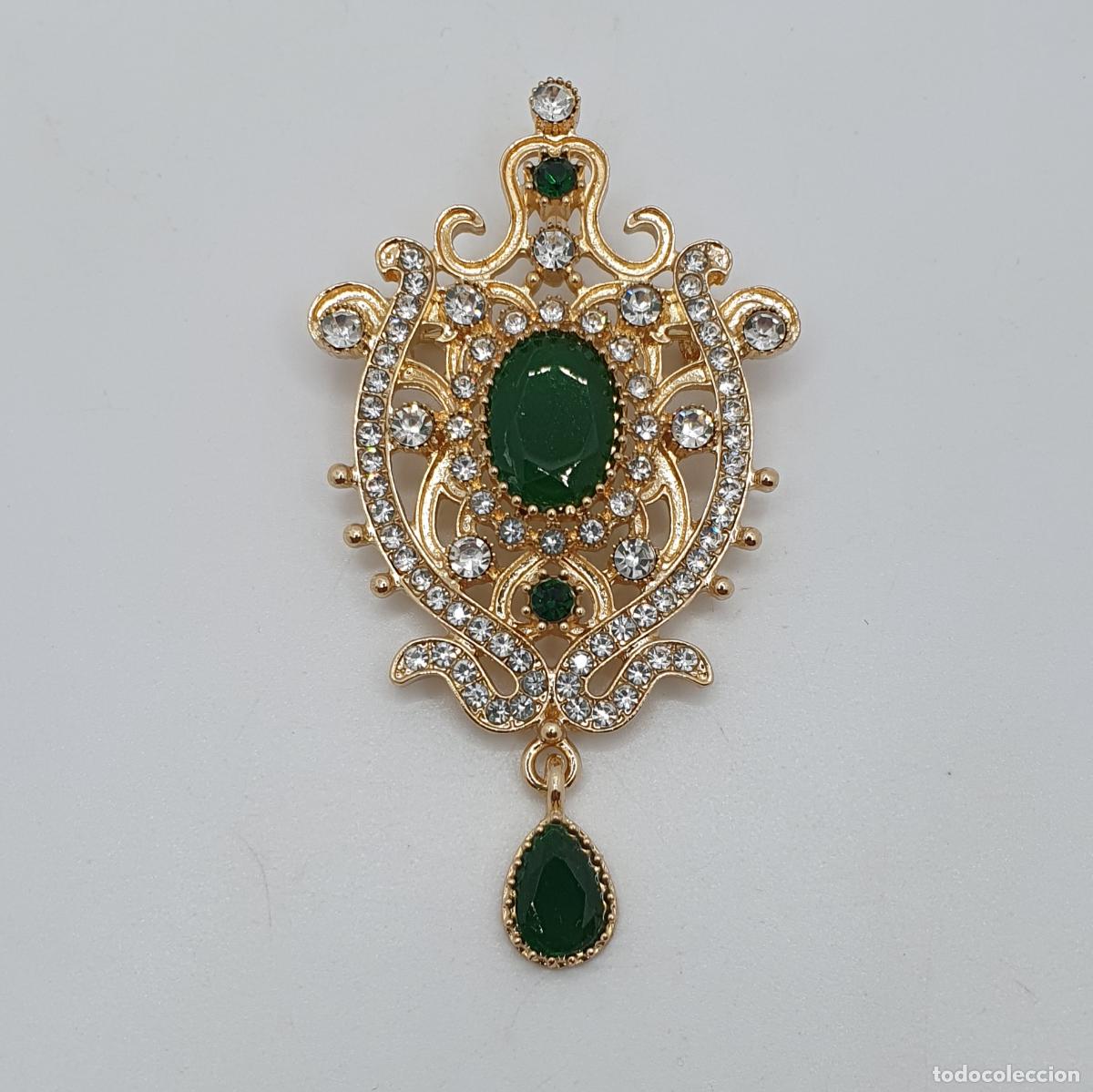 Joyeria: Gran colgante broche de estilo modernista con acabados en oro, y s&iacute;mil de pedrer&iacute;a.