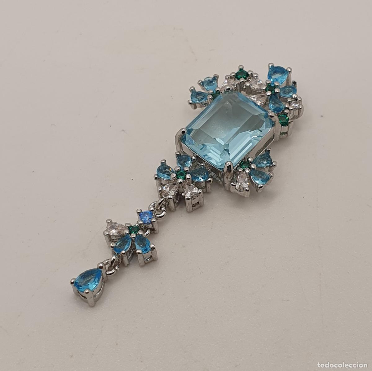 Joyeria: Magn&iacute;fico colgante en corte art dec&oacute; con acabados en plata, aguamarinas creadas y bella pedrer&iacute;a.
