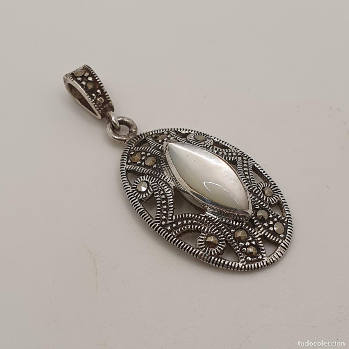 Joyeria: Bello colgante antiguo en plata de primera ley 925, cabuj&oacute;n de n&aacute;car y marcasitas aut&eacute;nticas.