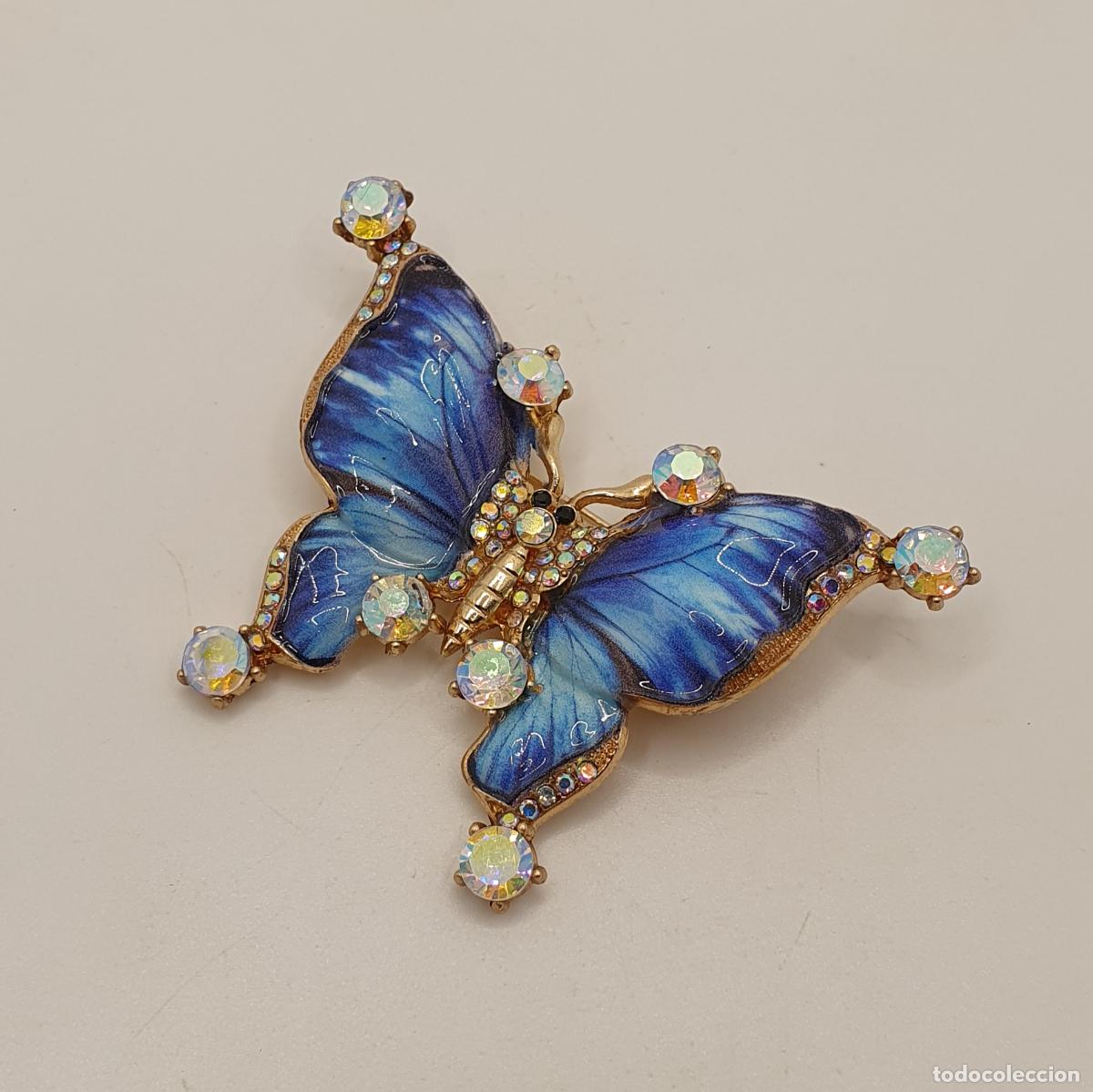 Joyeria: Magn&iacute;fico broche de mariposa realista con acabados en oro, esmaltes y pedrer&iacute;a tornasolada.