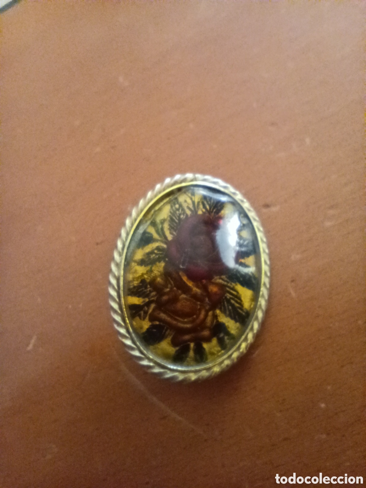 Joyeria: Broche a&ntilde;os 40,dise&ntilde;o floral de rosas rojas pintadas a mano,protegido bajo cristal.