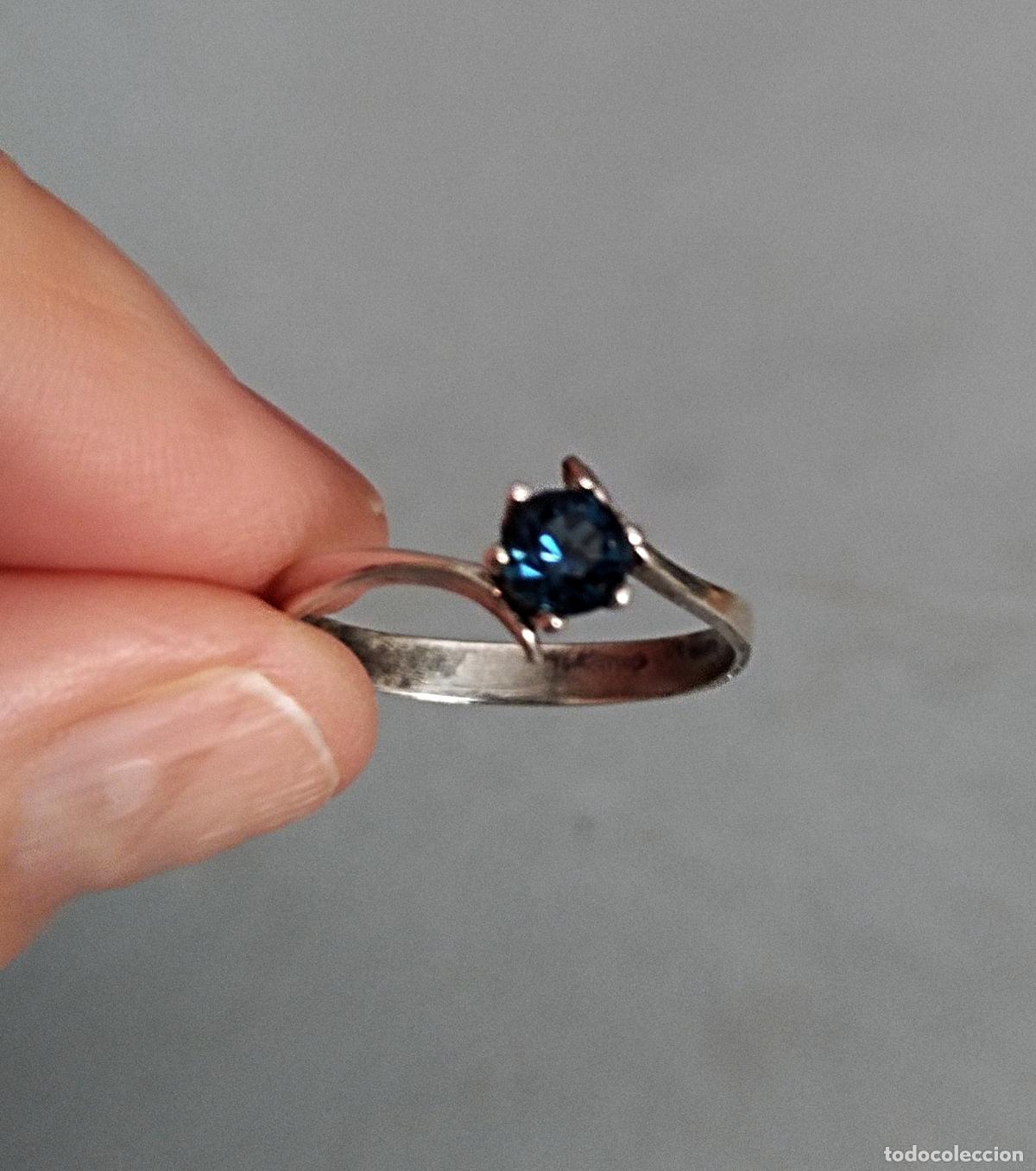 Joyeria: Antiguo anillo de plata de ley, con piedra o cristal azul.