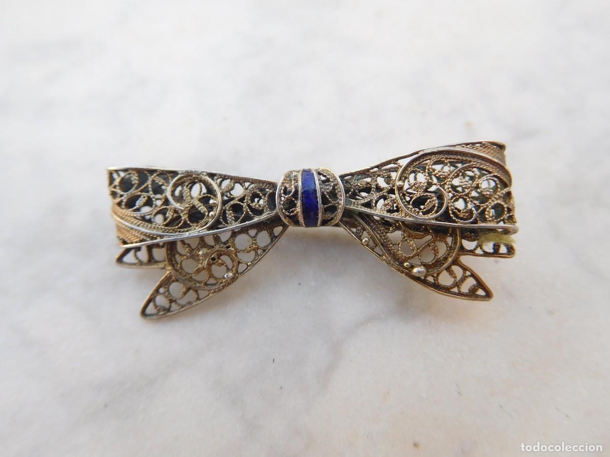 Joyeria: Broche antiguo de plata filigrana con peque&ntilde;o esmalte en el centro
