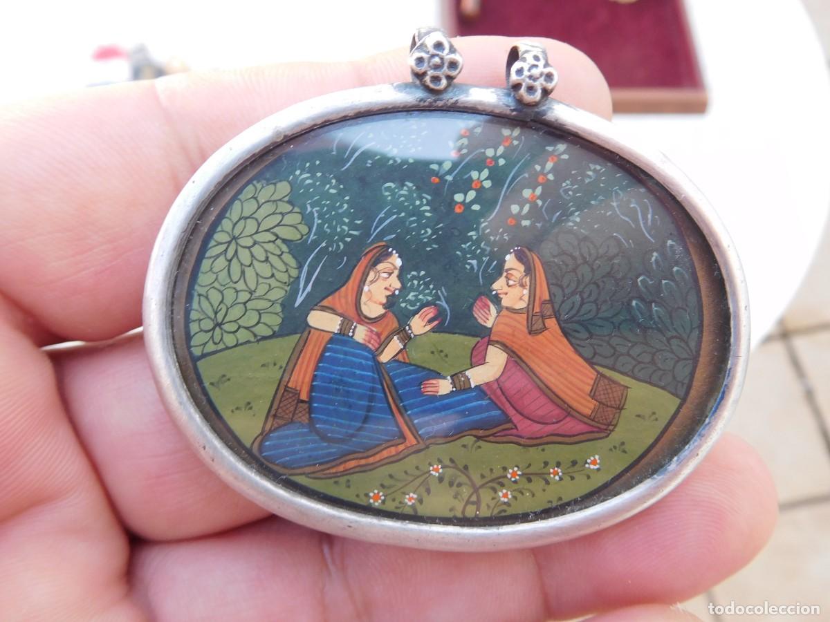 Joyeria: Colgante antiguo indio de plata con escena de dos mujeres
