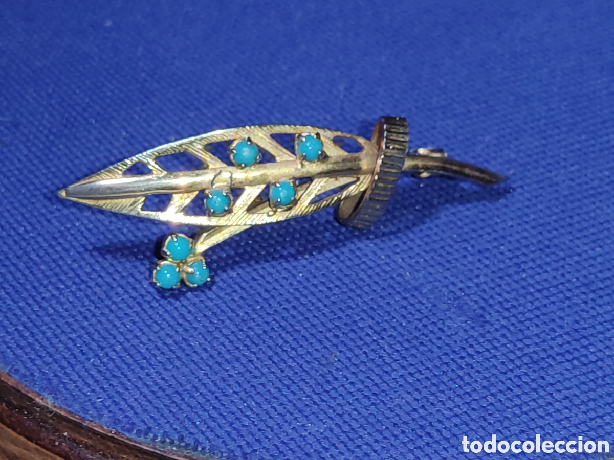 Joyeria: Broche hoja dorada con bolitas de turquesa o cristal.