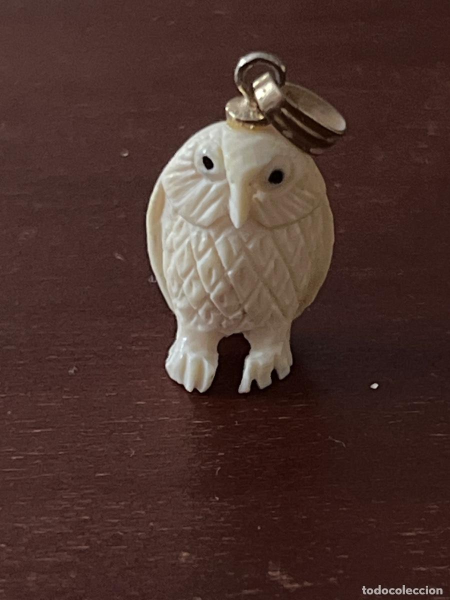 Joyeria: Curioso colgante. Realizado en hueso. Representado un b&uacute;ho o lechuza. S.XX.