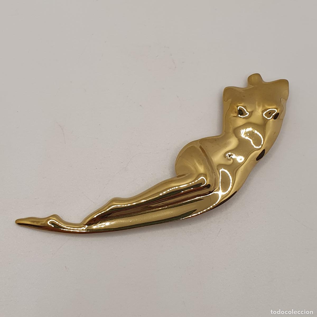 Joyeria: Bello broche con forma de figura reclinada dise&ntilde;o escultural de Venus acabado en oro brillante.