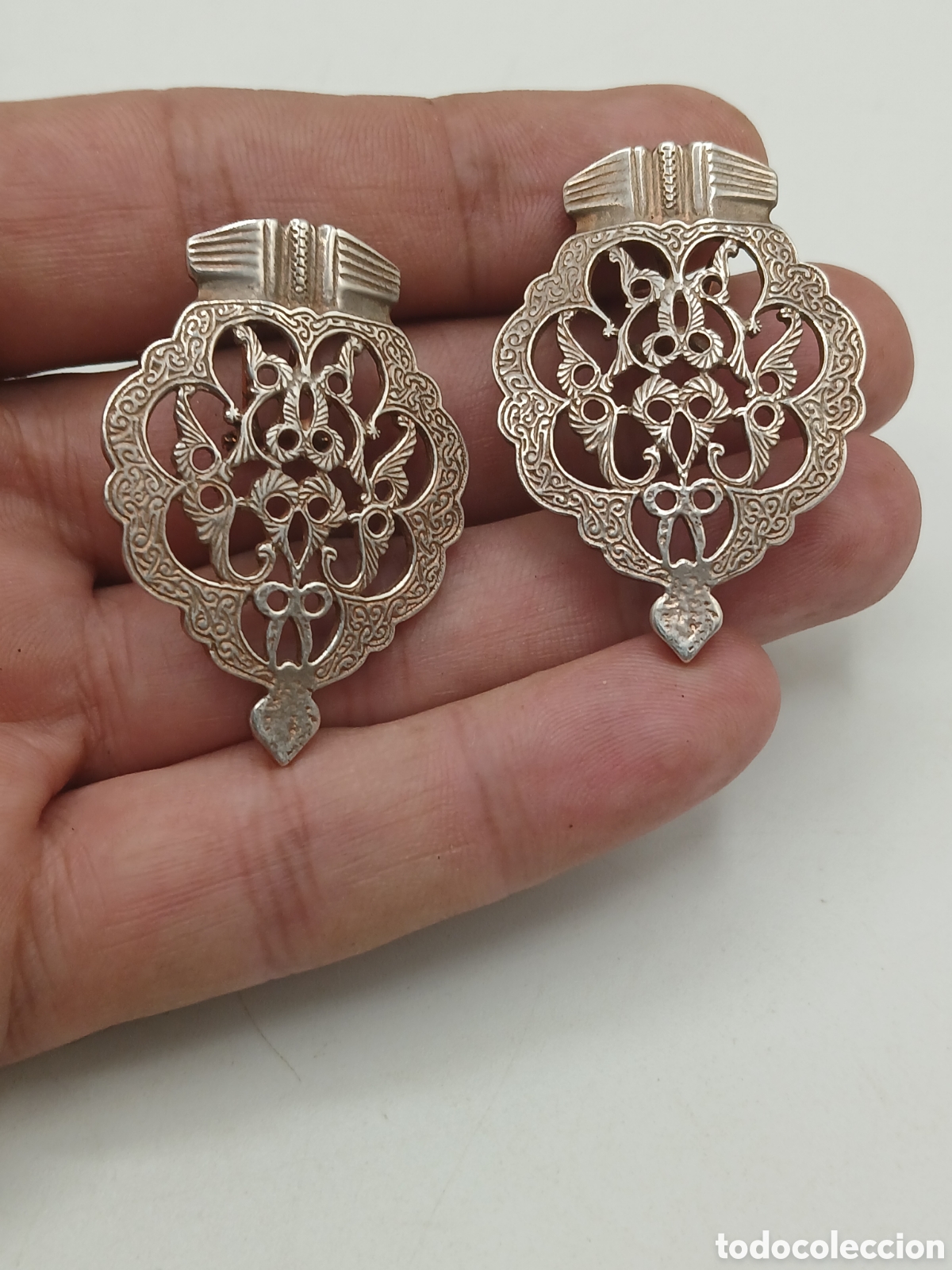 Joyeria: Antiguos pendientes plata repujada dorsal chapado oro. Cierre Omega