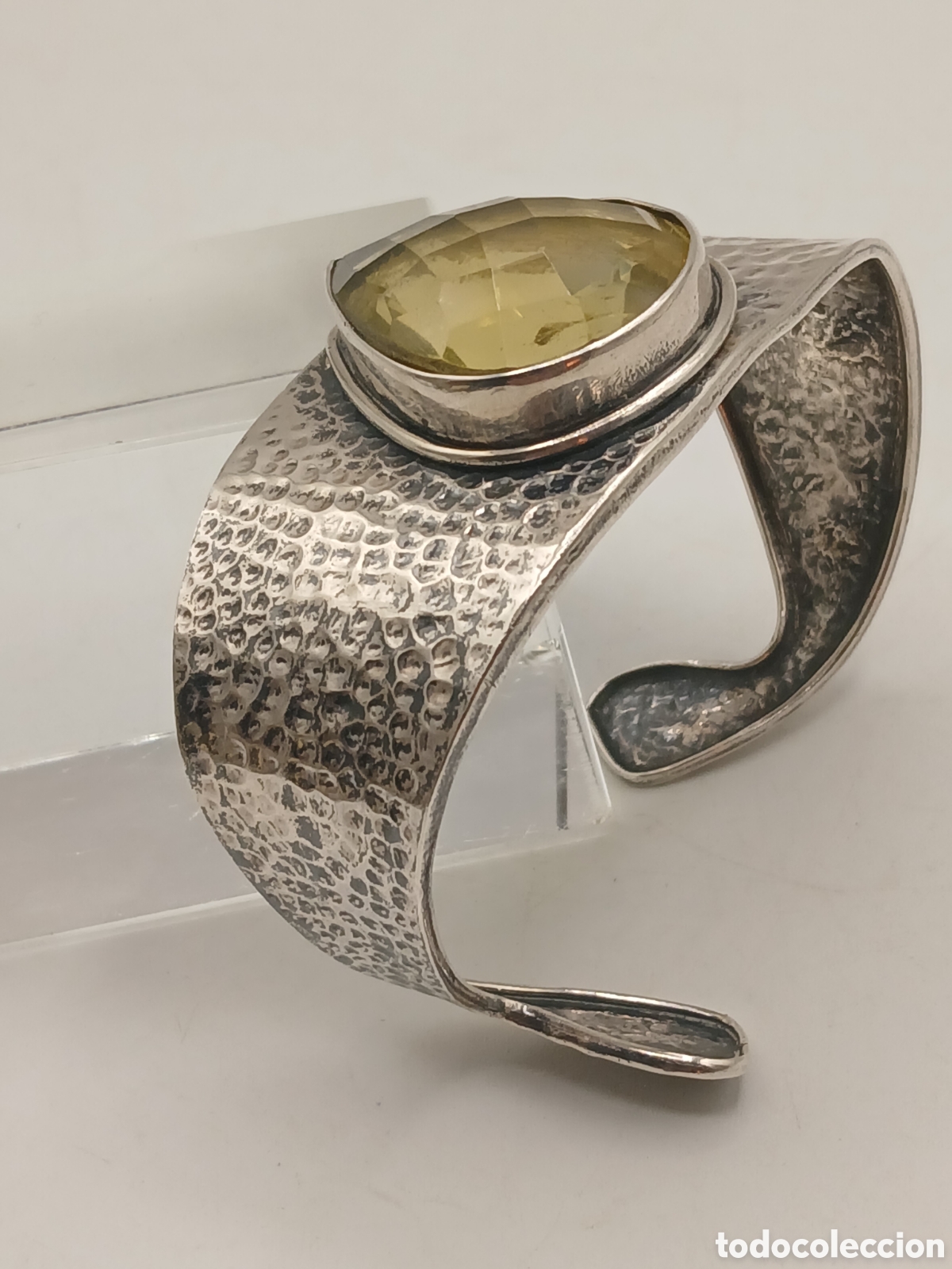 Joyeria: Pulsera brazalete plata repujada 925mls y citrino. Firmada