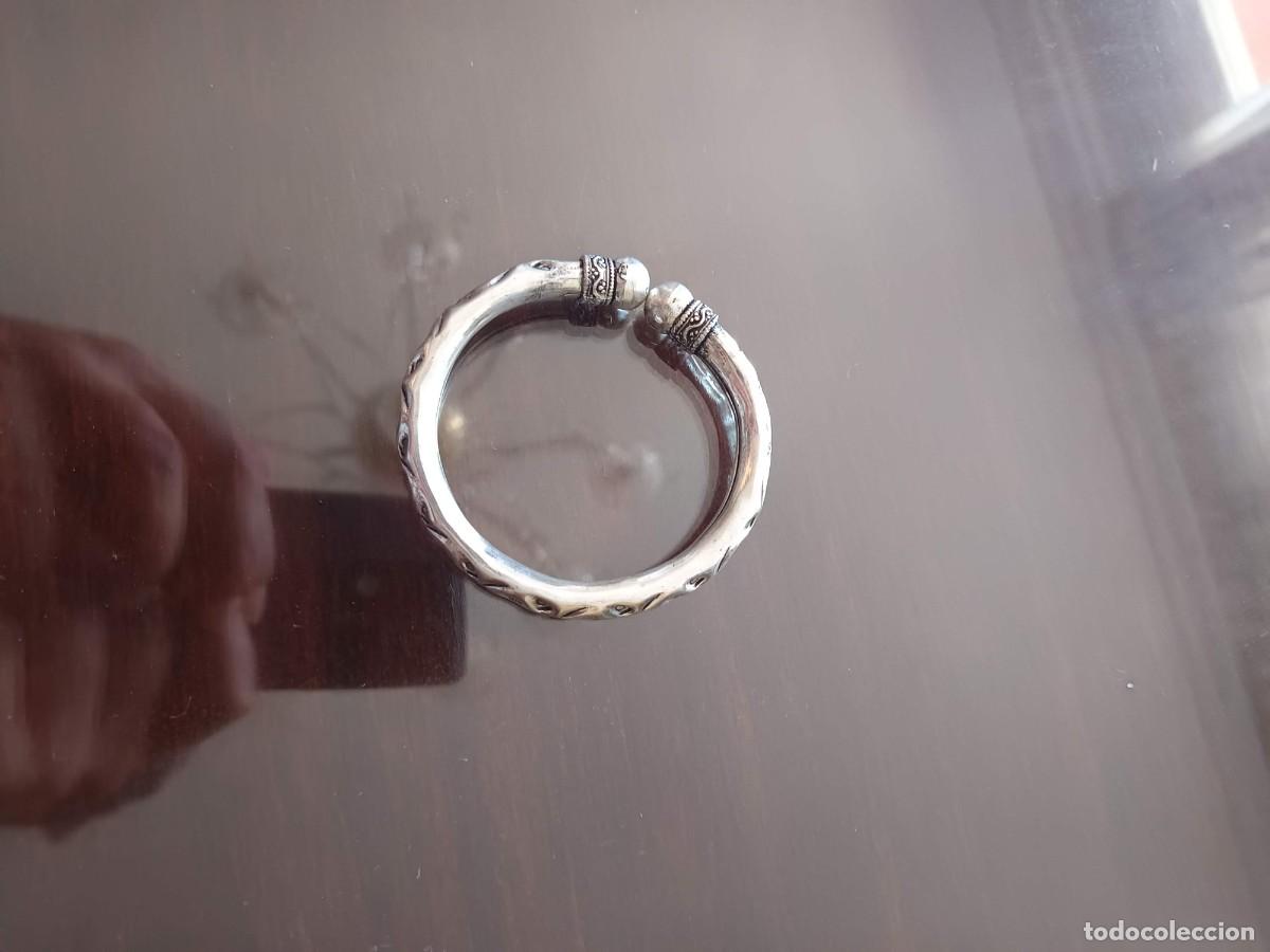 Joyeria: brazalete r&iacute;gido de plateado