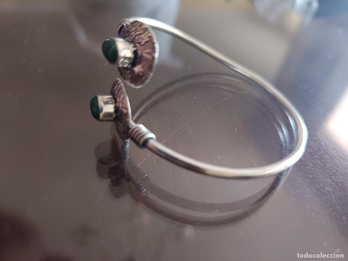Joyeria: Brazalete r&iacute;gido plateado con doble piedra natural verde en bisel