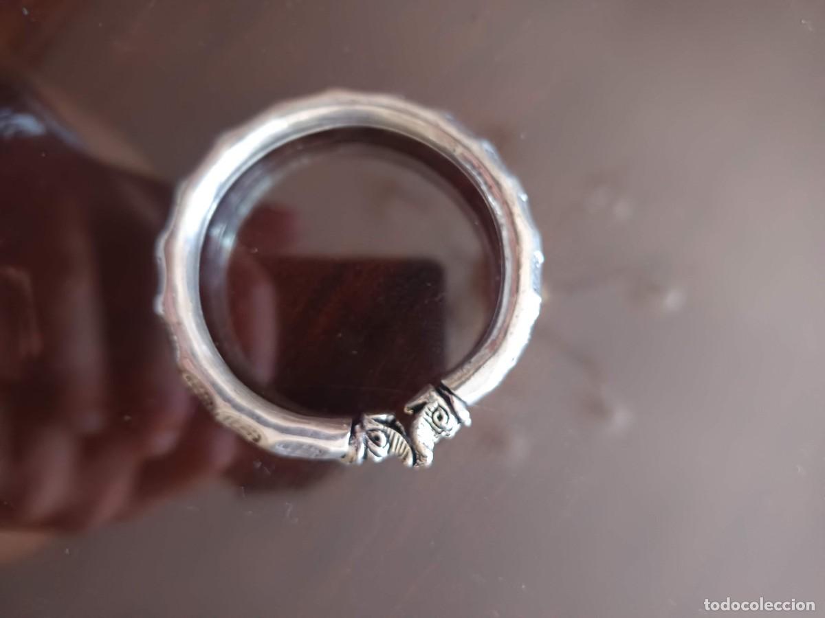 Joyeria: Brazalete r&iacute;gido plateado con terminales esculpidos en forma de cabeza de animal