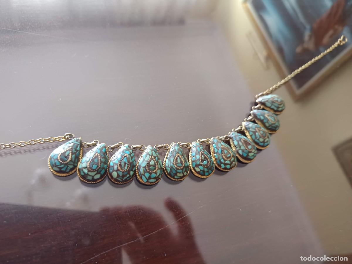 Joyeria: Collar estilo gaegantilla con colgantes en forma de l&aacute;grima e incrustaciones de turquesa