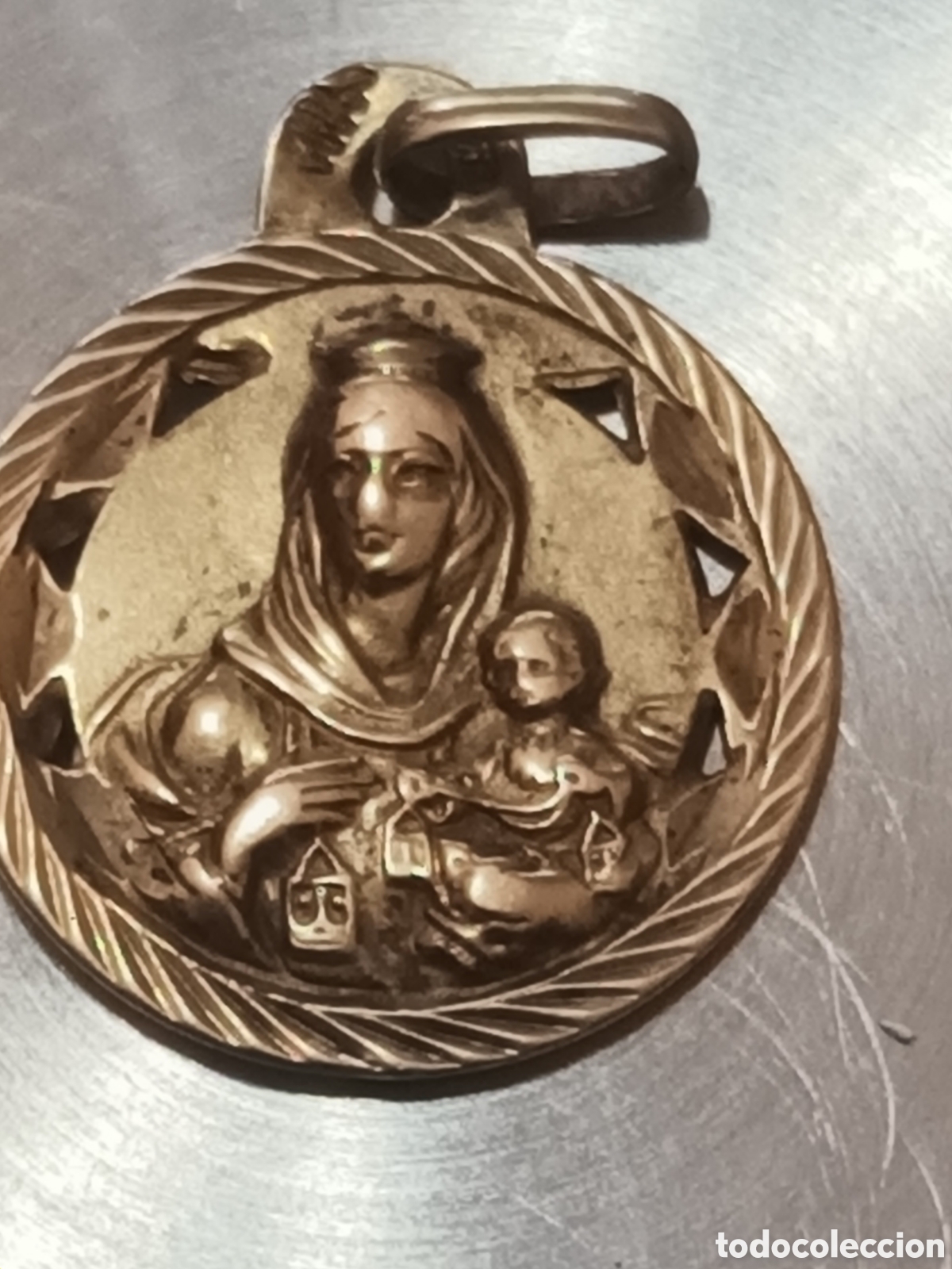 Joyeria: ANTIGUA MEDALLA DE ORO DE LA VIRGEN DEL CARMEN Y JESUCRISTO EN EL REVERSO MIDE 18 MM PESA 1,41 GRAMO