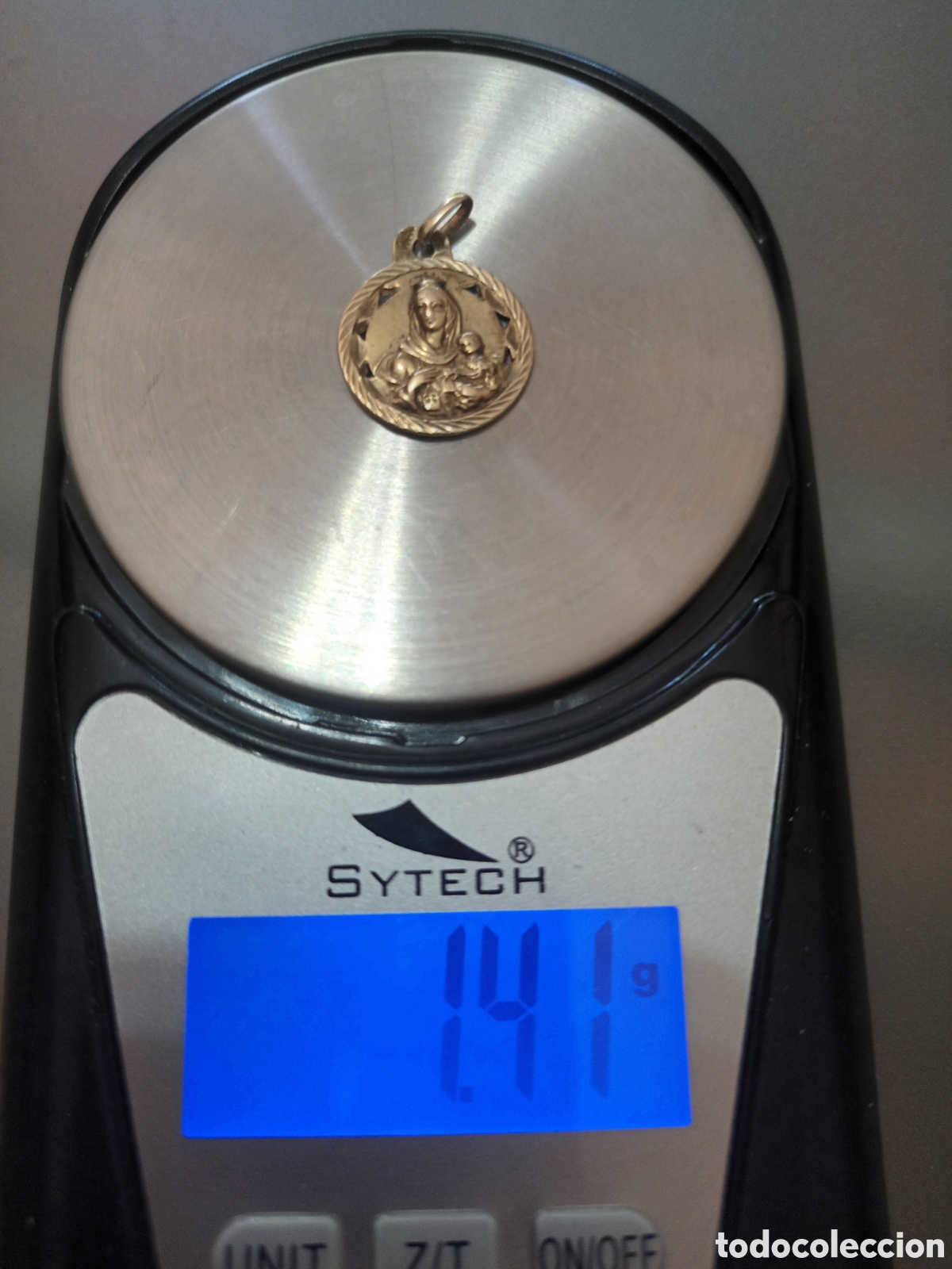 Joyeria: ANTIGUA MEDALLA DE ORO DE LA VIRGEN DEL CARMEN Y JESUCRISTO EN EL REVERSO MIDE 18 MM PESA 1,41 GRAMO