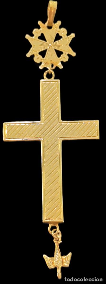 Joyeria: Crucifijo colgante. Cruz, Cruz de Malta y Esp&iacute;ritu Sabto. Oro 18 kilates. 8 x 2,8 cm. 3,82 gramos.