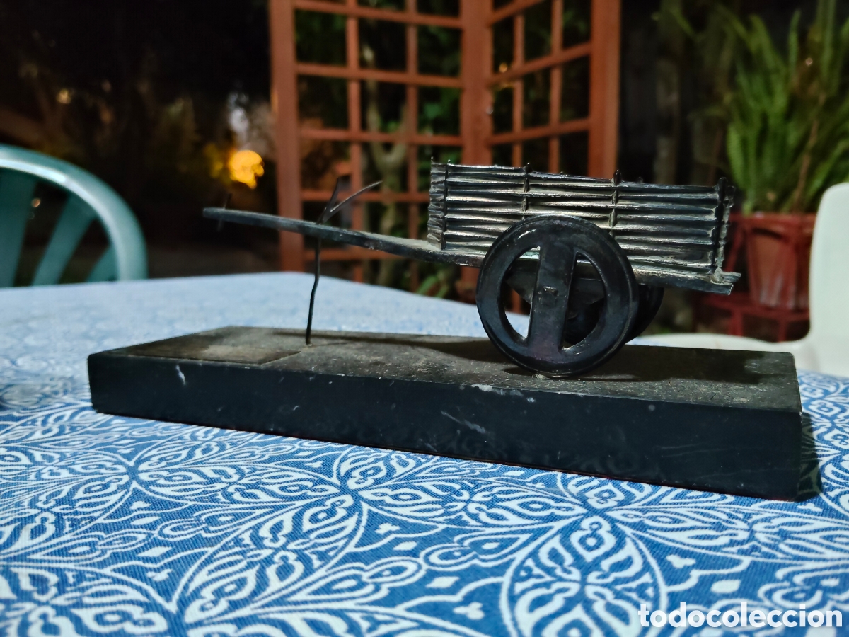 Joyeria: Antiguo carro en plata sobre peana