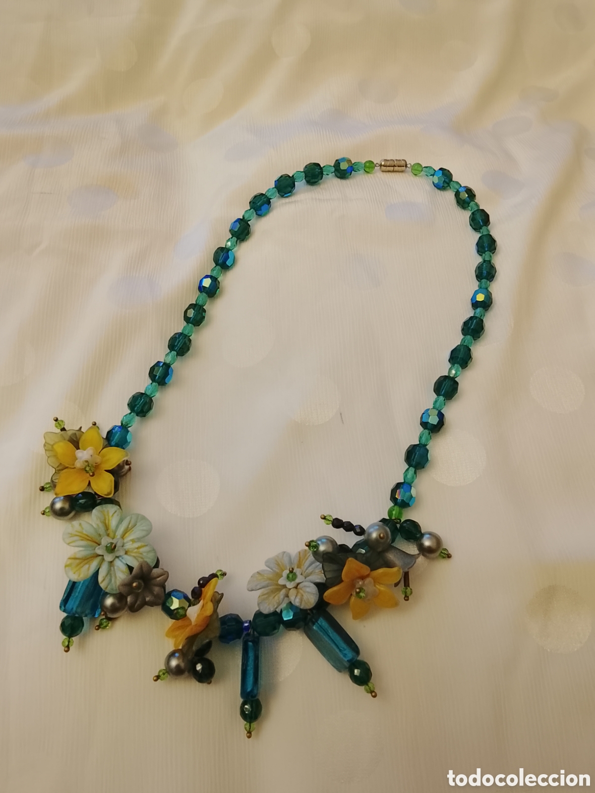 Joyeria: Gargantilla de cristal roca facetado ,y flores .