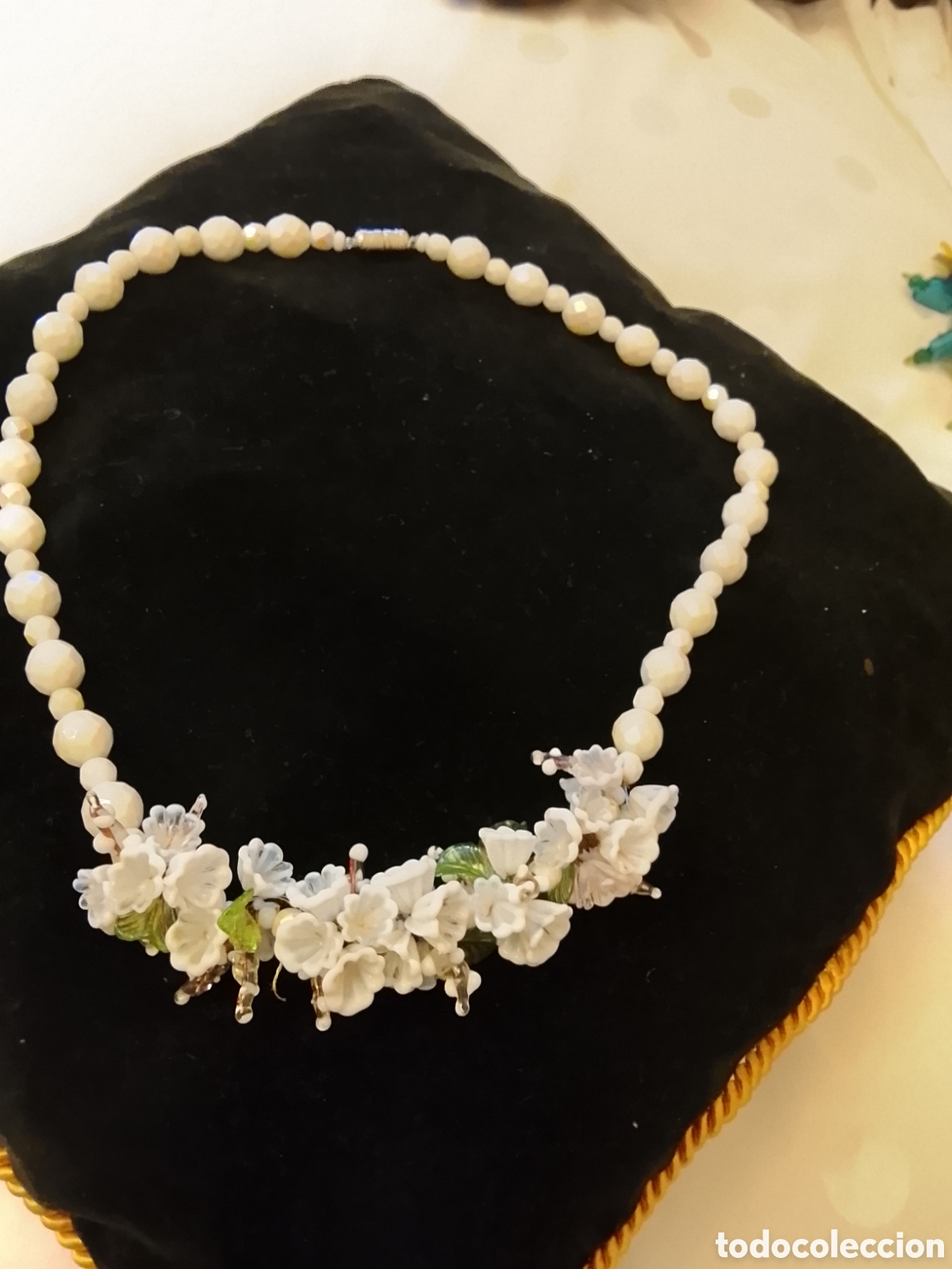 Joyeria: Gargantilla de cristal irisado ,facetado ,y flores de cristal .