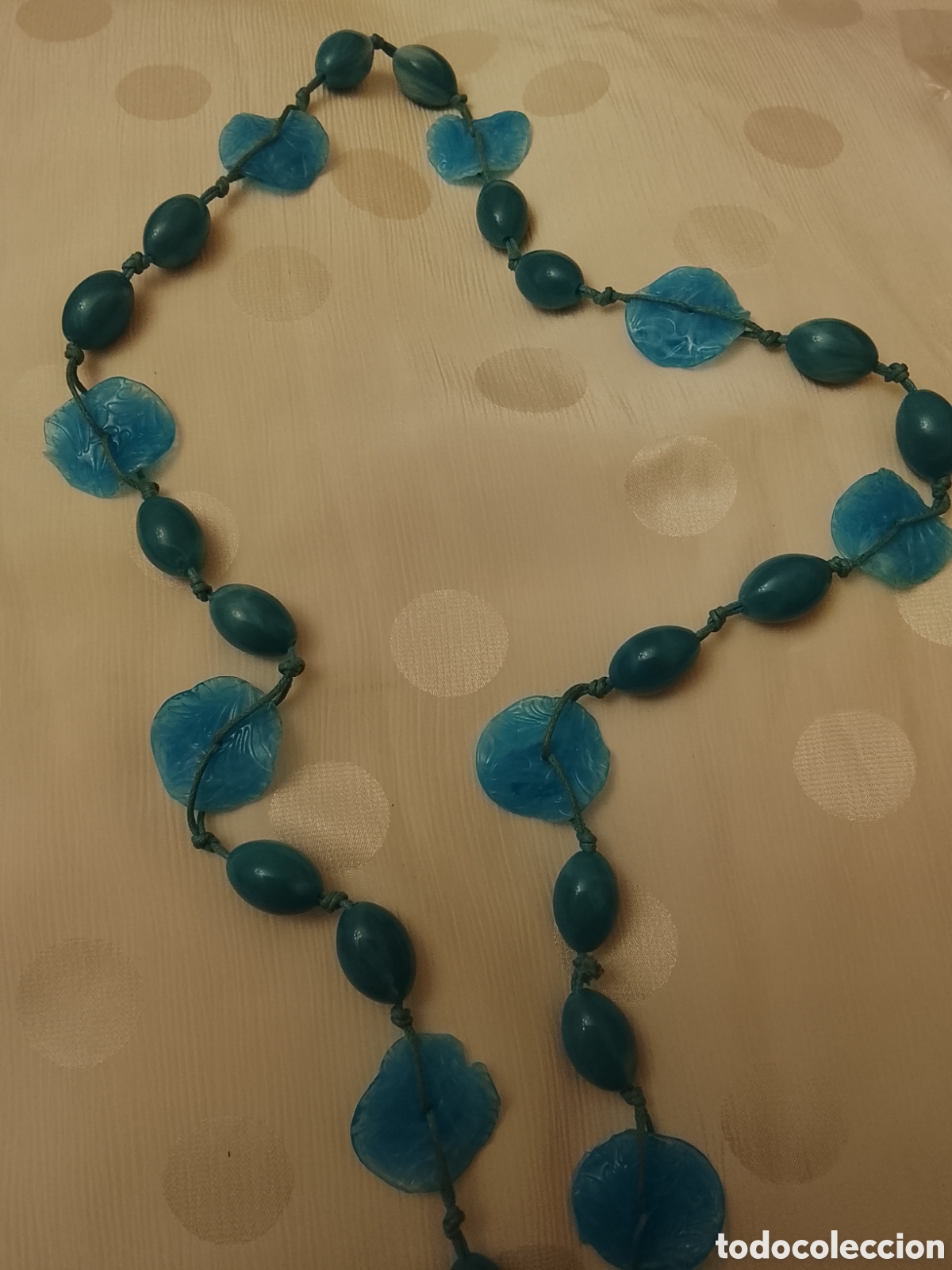 Joyeria: Collar de cord&oacute;n con cuentas de pasta y resina .Mide 60 cent . - Foto 2