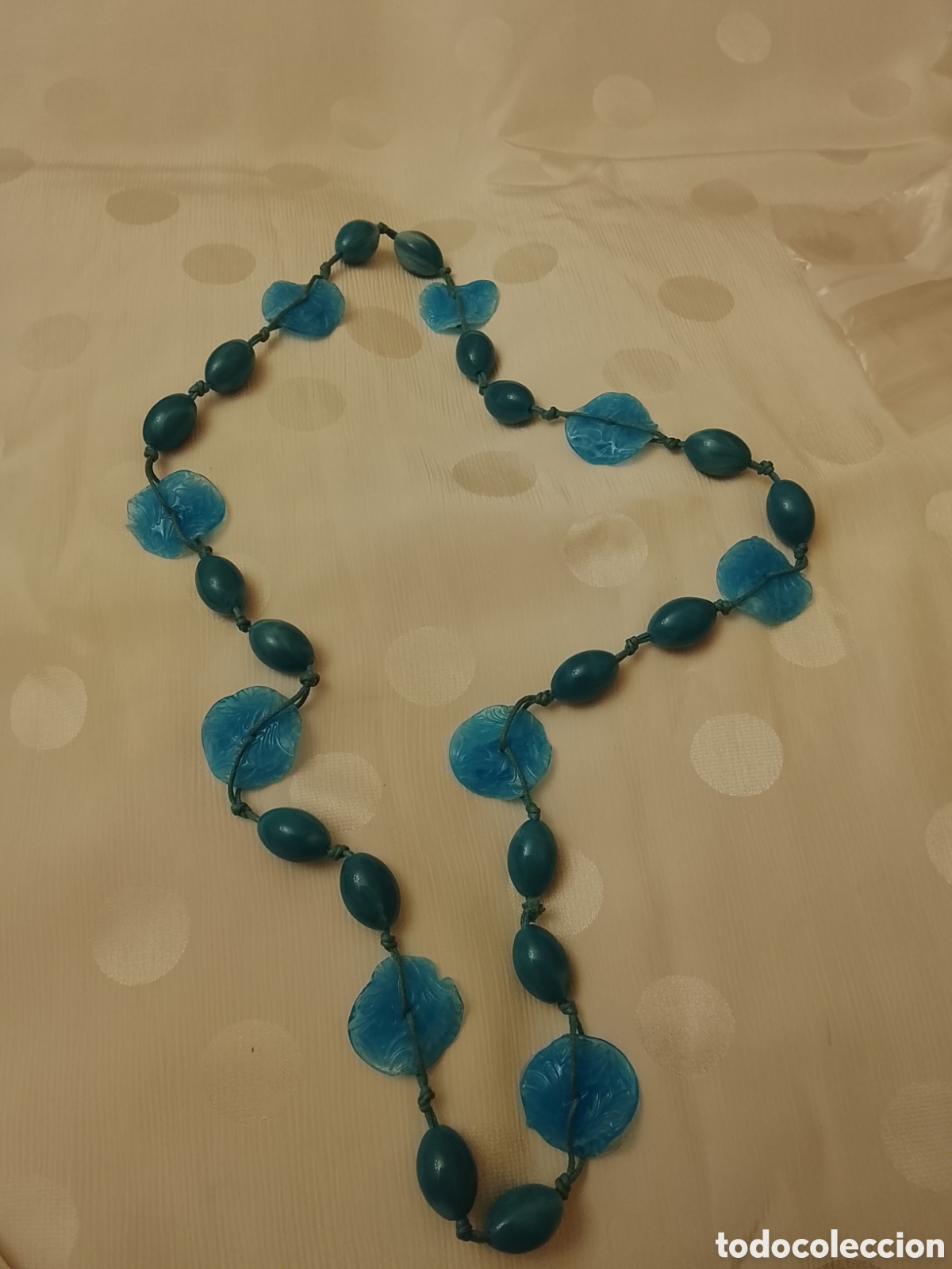 Joyeria: Collar de cord&oacute;n con cuentas de pasta y resina .Mide 60 cent .
