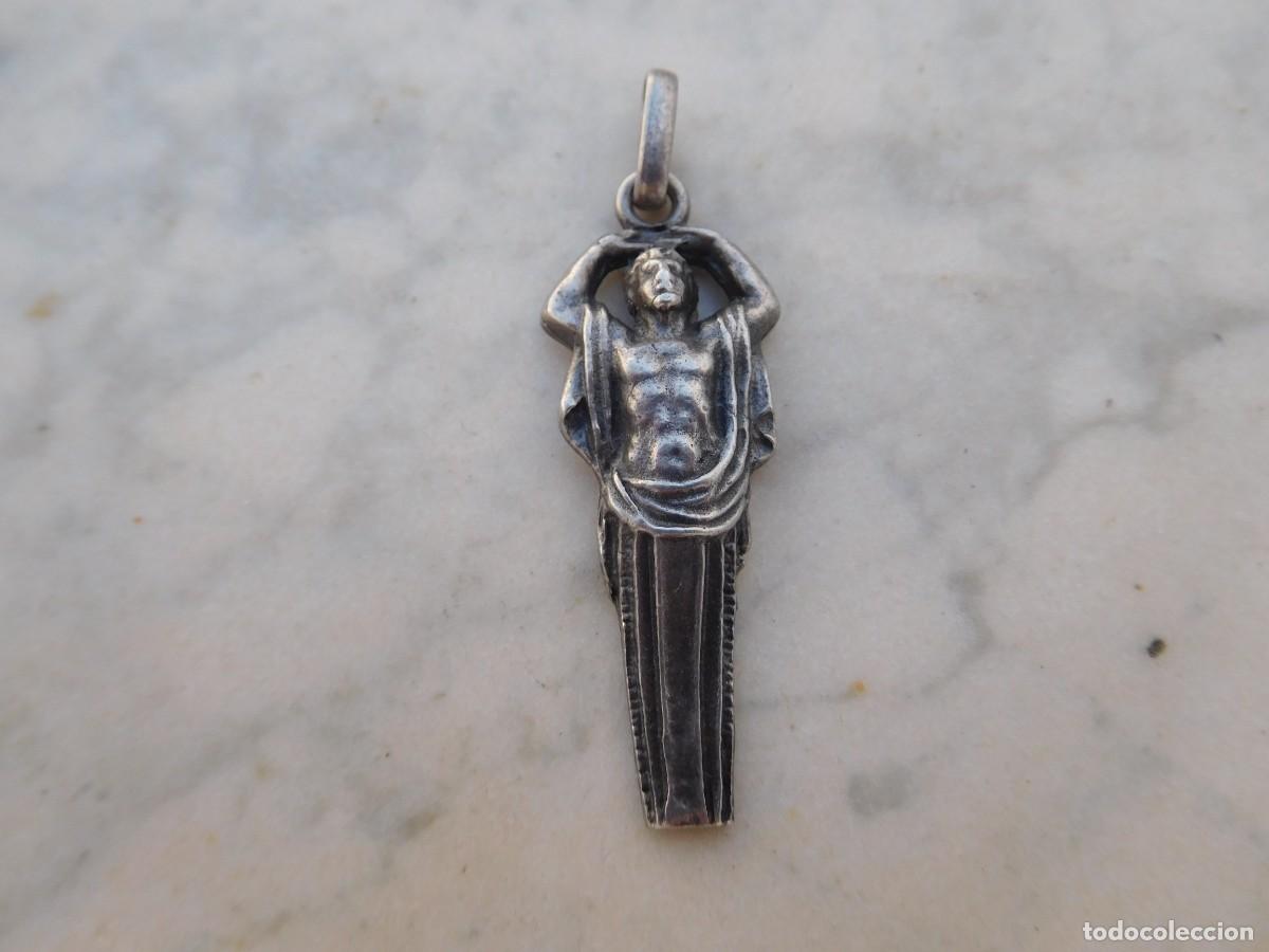 Joyeria: Colgante antiguo de plata forma escult&oacute;rica
