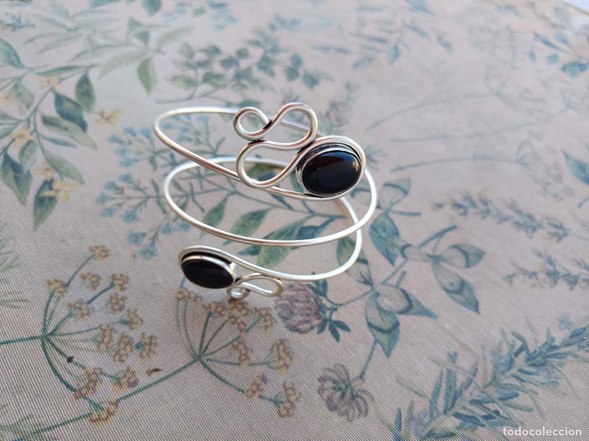 Joyeria: Brazalete artesanal plateado con doble aro y cabuj&oacute;n de &oacute;nix negro