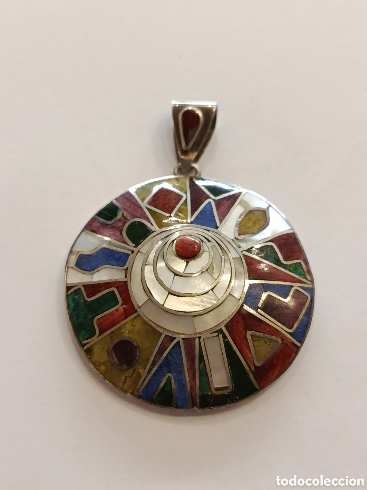 Joyeria: Medall&oacute;n etnico. Plata con incrustaciones.