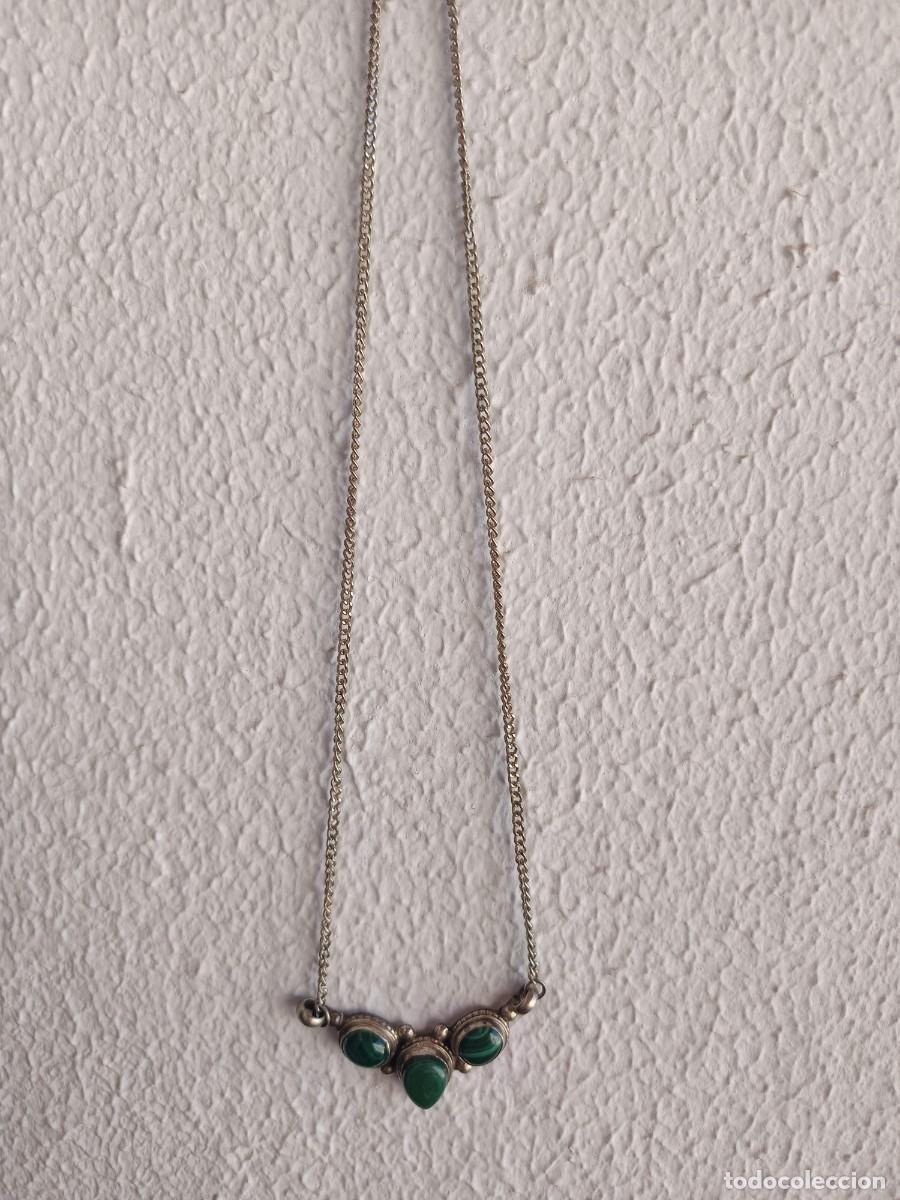 Joyeria: Collar vintage presenta tres piedras de malaquita verde con bandas distintivas engastadas