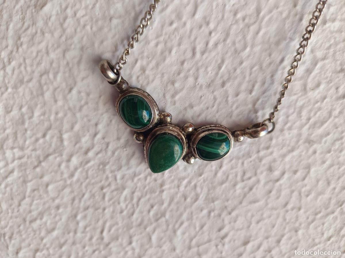 Joyeria: Collar vintage presenta tres piedras de malaquita verde con bandas distintivas engastadas