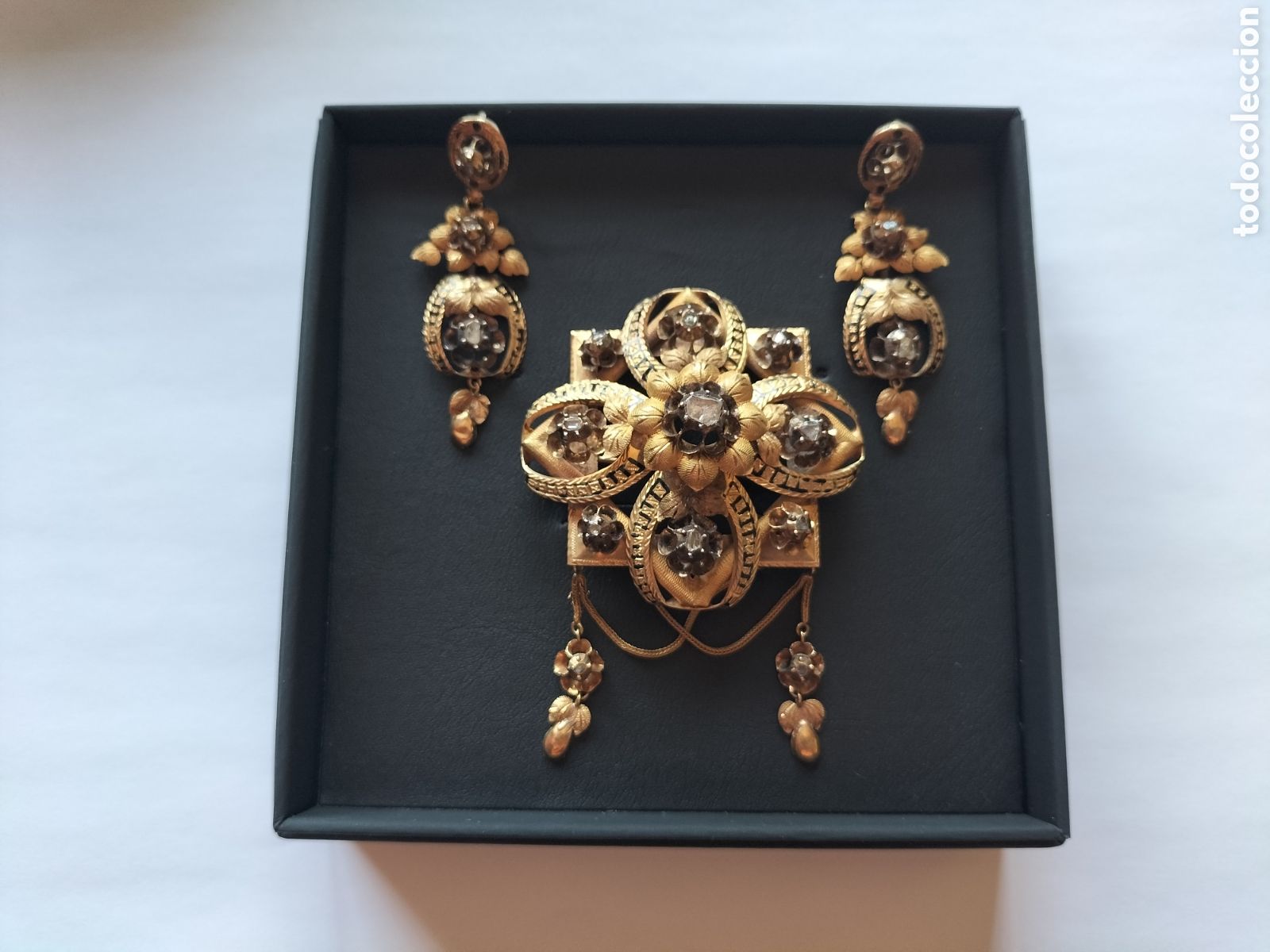 Joyeria: Antiguo Aderezo Isabelino S. XIX - Broche Pectoral y Pendientes en Oro de 18k y Diamantes Talla Rosa