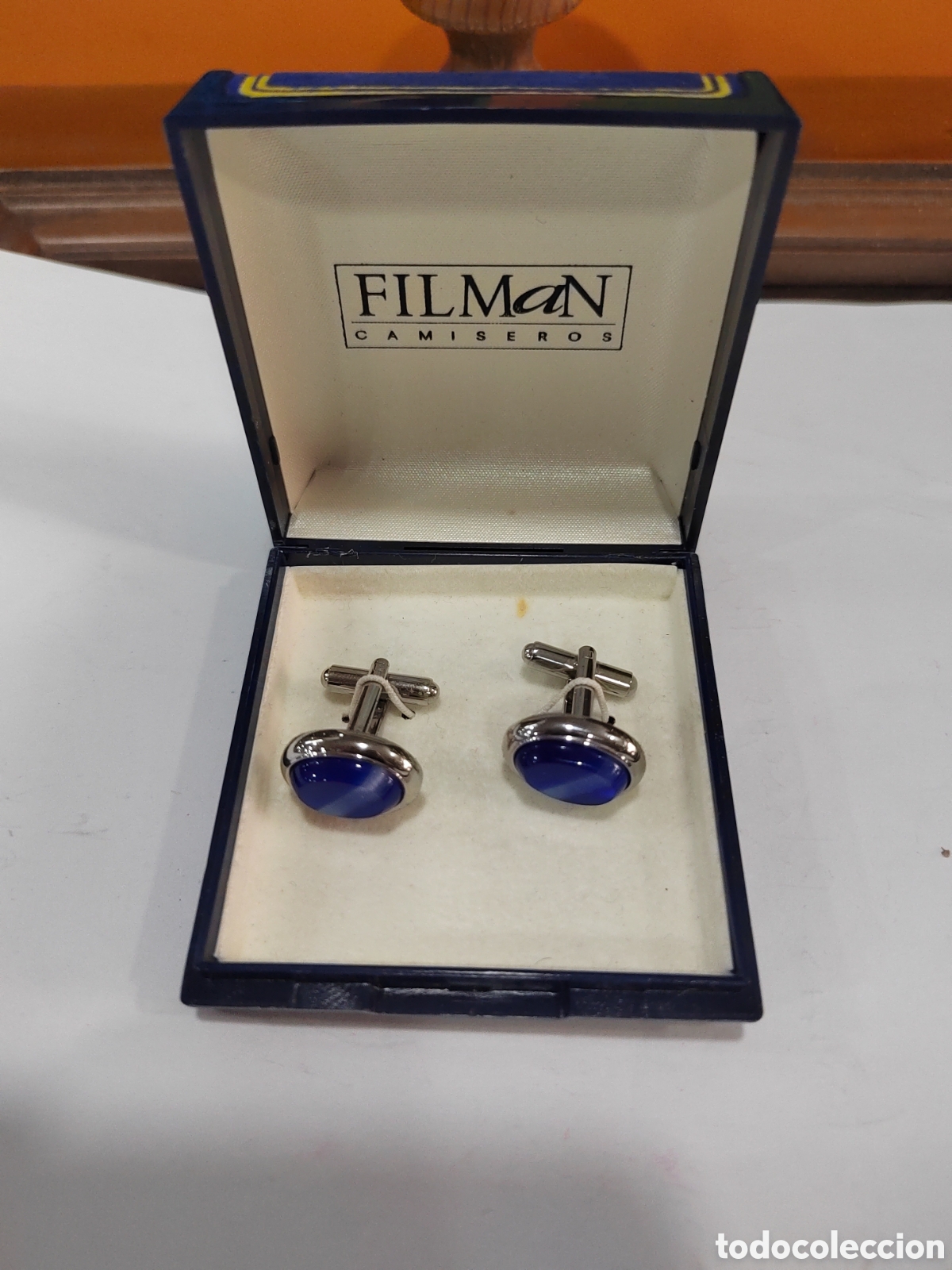 Joyeria: Elegantes gemelos filman camiseros