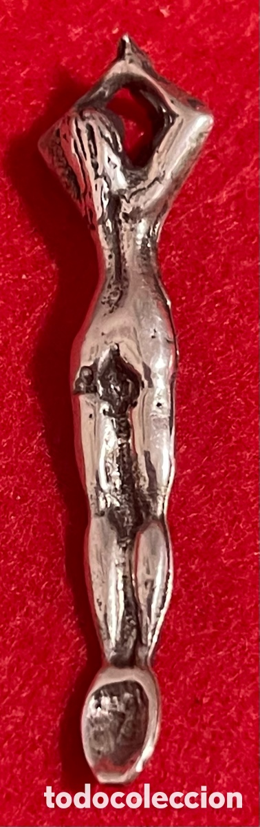 Joyeria: Colgante de mujer desnuda por parte trasera, con acabado de cuchara para rape, en plata de ley