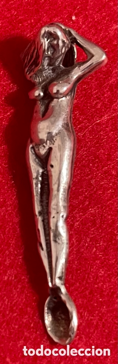 Joyeria: Colgante de mujer desnuda por parte delantera, con acabado en cuchara para rape. Plata