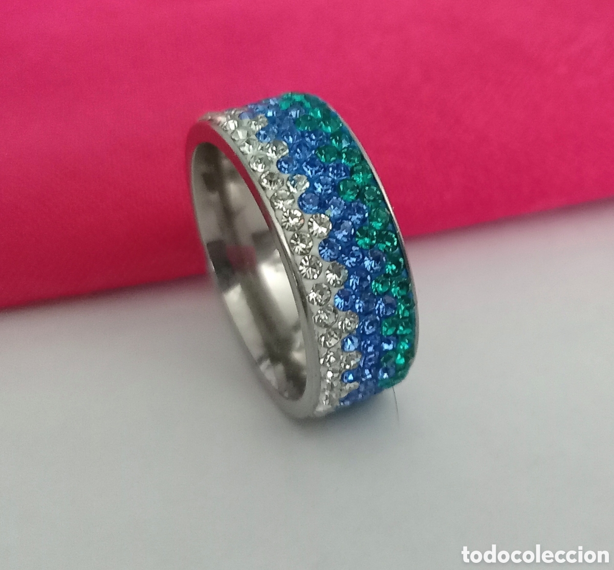 Joyeria: Original anillo 8mm Ancho plateado con filas de incrustaciones brillantes azul verde y blanco 18mm d